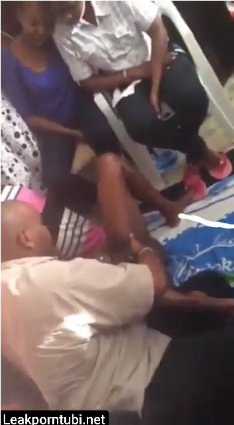 Man use lady as example to explain for others how to make a lady squirt
