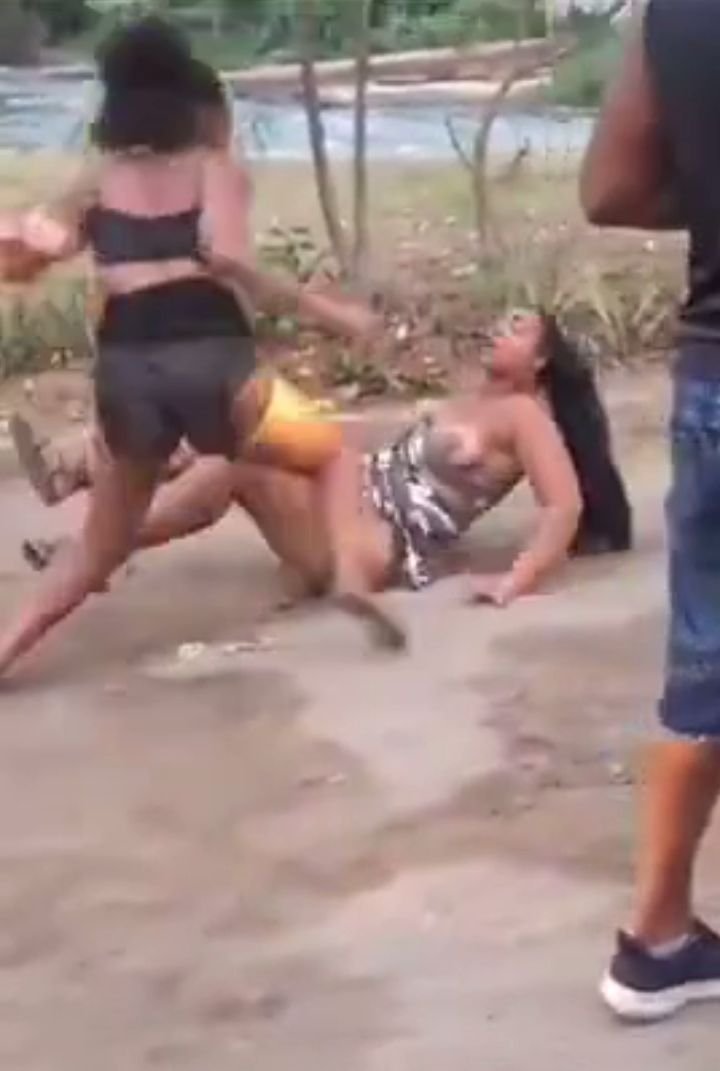 Boobs Exposed As Beautiful Brazilian Girls Are Seen Fighting In Public 