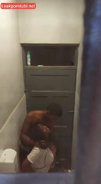 Kenji trying fucking this babe inside toilet part 1