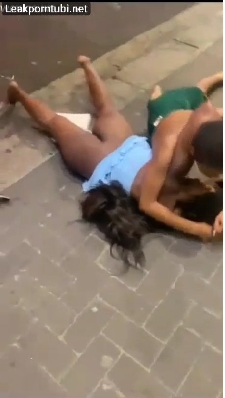 Watch how lady huge ass popped our while fighting in public 