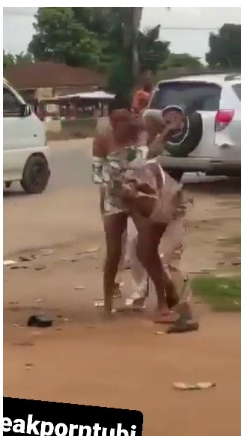 Lady with no panties on engage in a fight 
